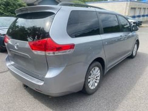 Used 2012 Toyota Sienna XLE FWD image 5