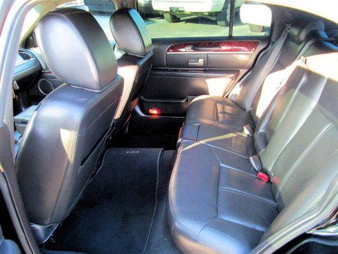Used 2011 Lincoln Town Car Executive L image 15