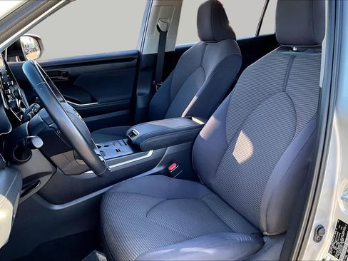 Used 2021 Toyota Highlander LE AWD/4WD image 7