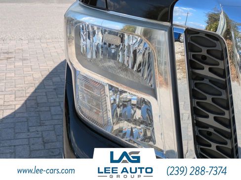 Used 2017 Nissan Titan SV image 8