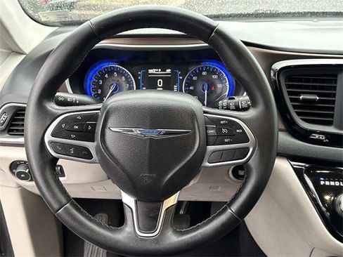 Used 2017 Chrysler Pacifica Touring-L image 18