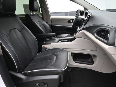 Used 2024 Chrysler Pacifica Limited FWD image 9
