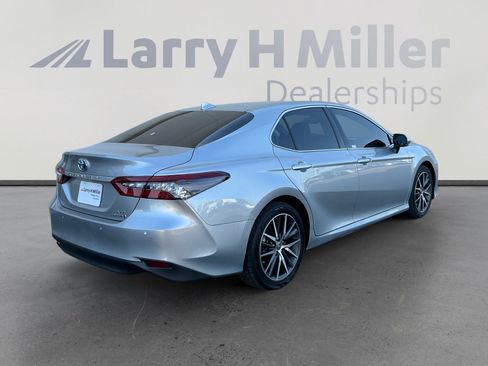 Certified 2021 Toyota Camry XLE w/ Navigation Upgrade Package FWD image 5