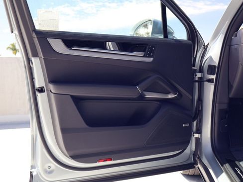 Certified 2025 Porsche Macan image 13