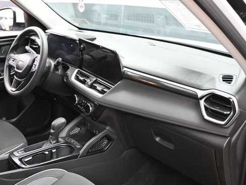 Used 2025 Chevrolet TrailBlazer LT AWD/4WD image 37