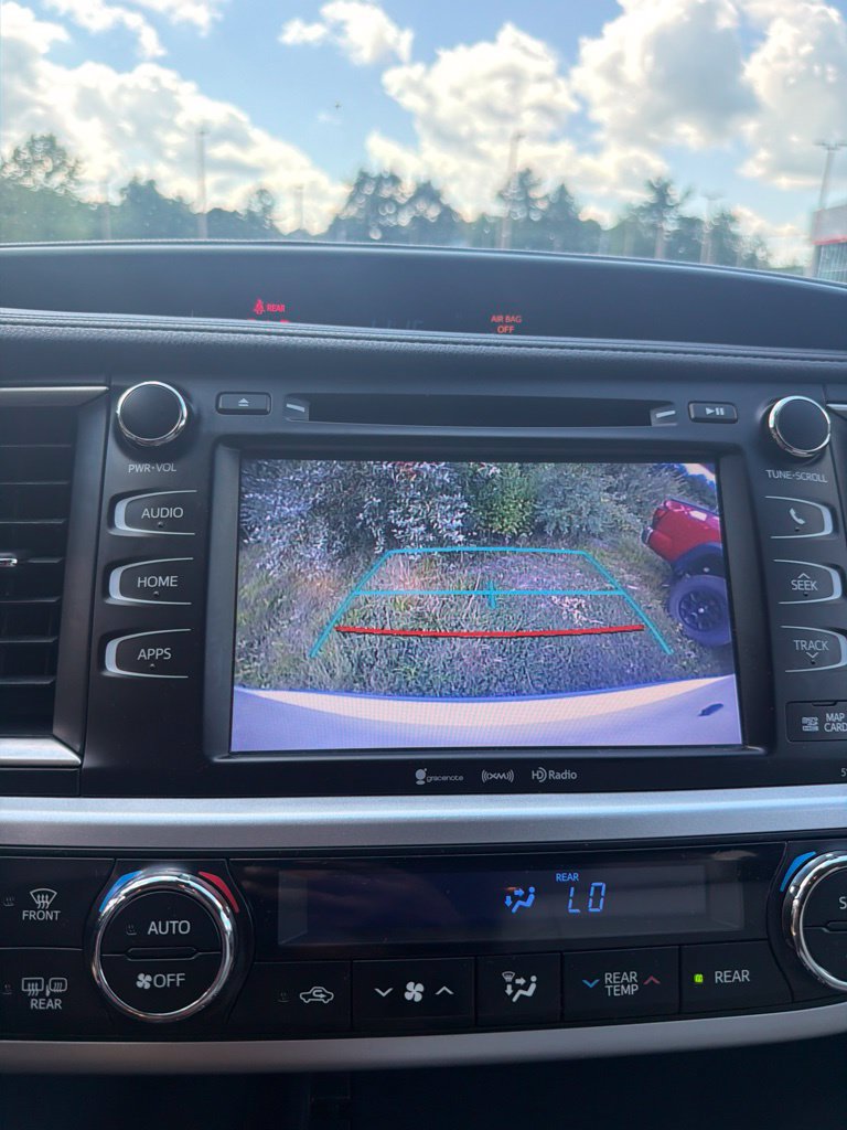 Used 2019 Toyota Highlander XLE AWD/4WD image 14
