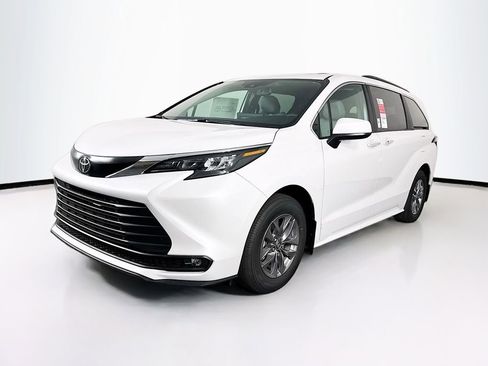 New 2026 Toyota Sienna XLE image 3