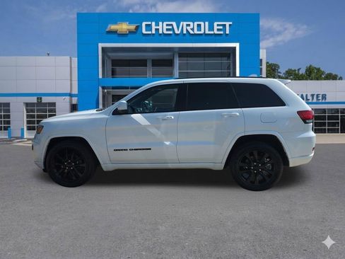 Used 2017 Jeep Grand Cherokee Altitude image 2