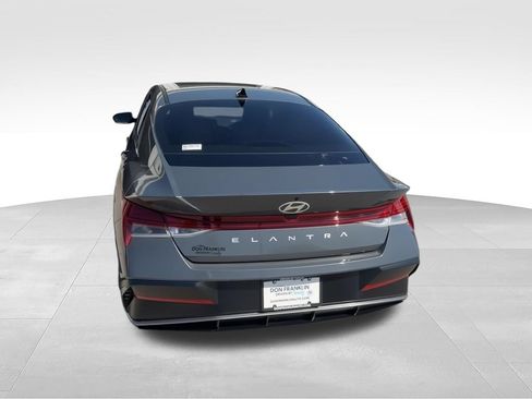 Used 2024 Hyundai Elantra SEL w/ Convenience Package FWD image 7