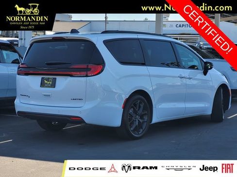Certified 2025 Chrysler Pacifica Limited FWD image 4