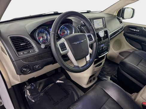 Used 2014 Chrysler Town & Country Touring image 9