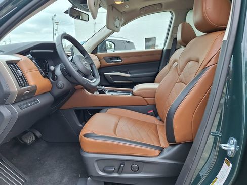 Used 2025 Nissan Pathfinder Platinum FWD image 13