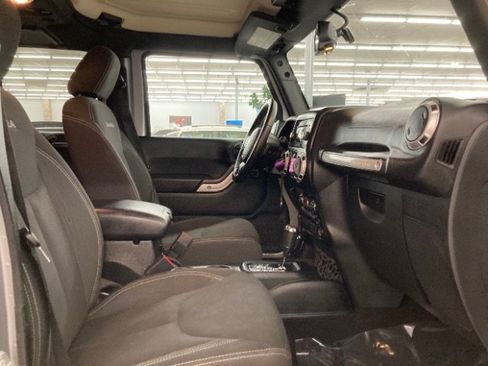 Used 2017 Jeep Wrangler Unlimited Sahara w/ Connectivity Group image 15