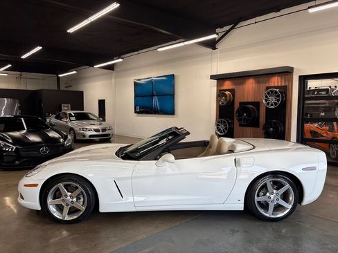 Used 2006 Chevrolet Corvette Coupe w/ Preferred Equipment Group RWD image 4