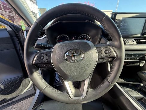 Used 2021 Toyota RAV4 XLE Premium image 14