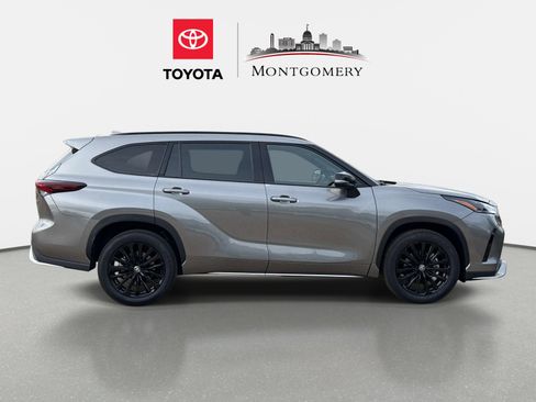 Used 2026 Toyota Highlander XSE AWD/4WD image 2