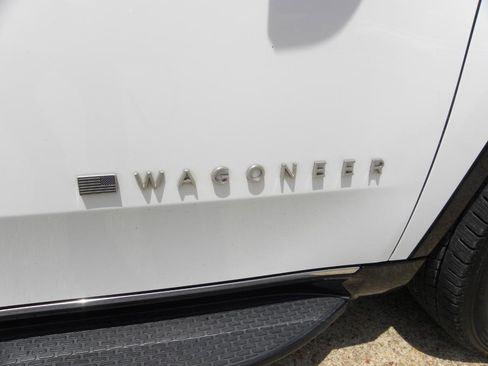 Used 2023 Jeep Wagoneer Series II AWD/4WD image 6