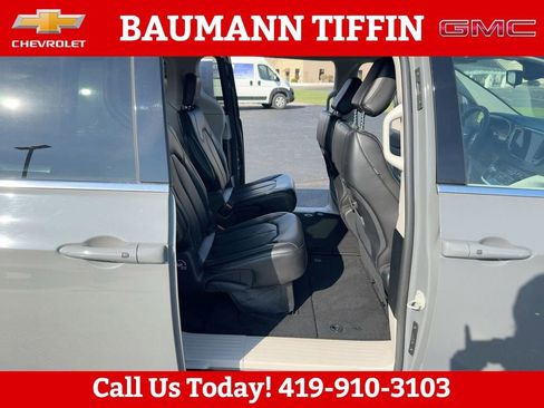 Used 2023 Chrysler Pacifica Touring-L FWD image 17