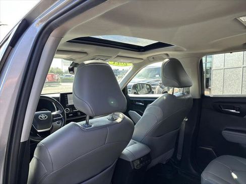 Certified 2021 Toyota Highlander XLE AWD/4WD image 12