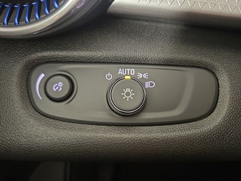 Used 2025 Chevrolet Trax LT w/ Driver Confidence Package FWD image 24