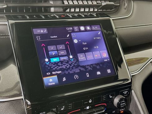Certified 2022 Jeep Grand Cherokee L Laredo w/ Luxury Tech Group I AWD/4WD image 24