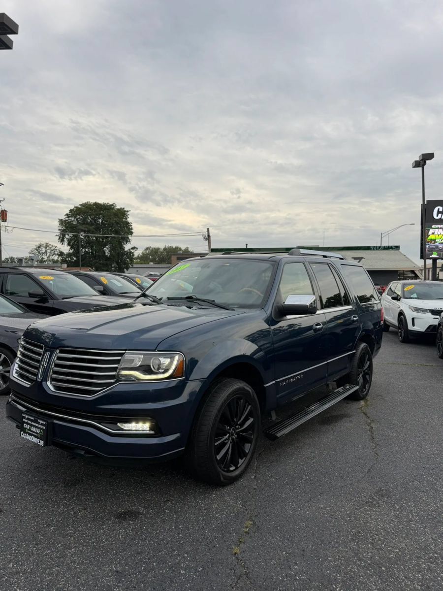 Used 2017 Lincoln Navigator Select AWD/4WD image 2
