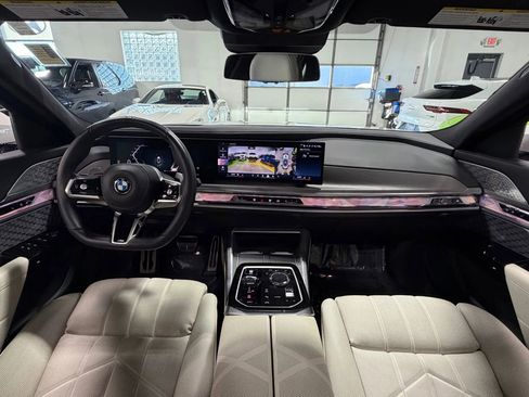 Used 2024 BMW 760i xDrive image 2