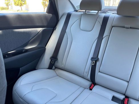 Used 2025 Hyundai Elantra Limited FWD image 40