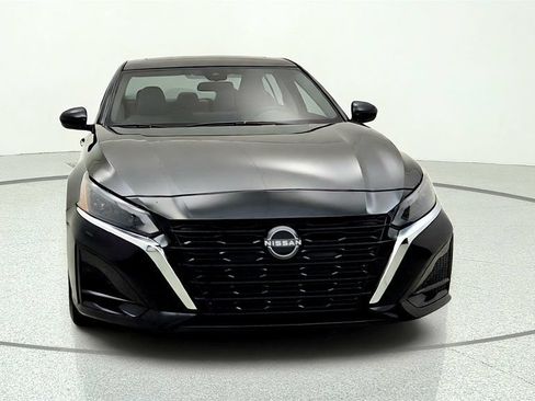 Used 2023 Nissan Altima 2.5 SV w/ SV Premium Package AWD/4WD image 2