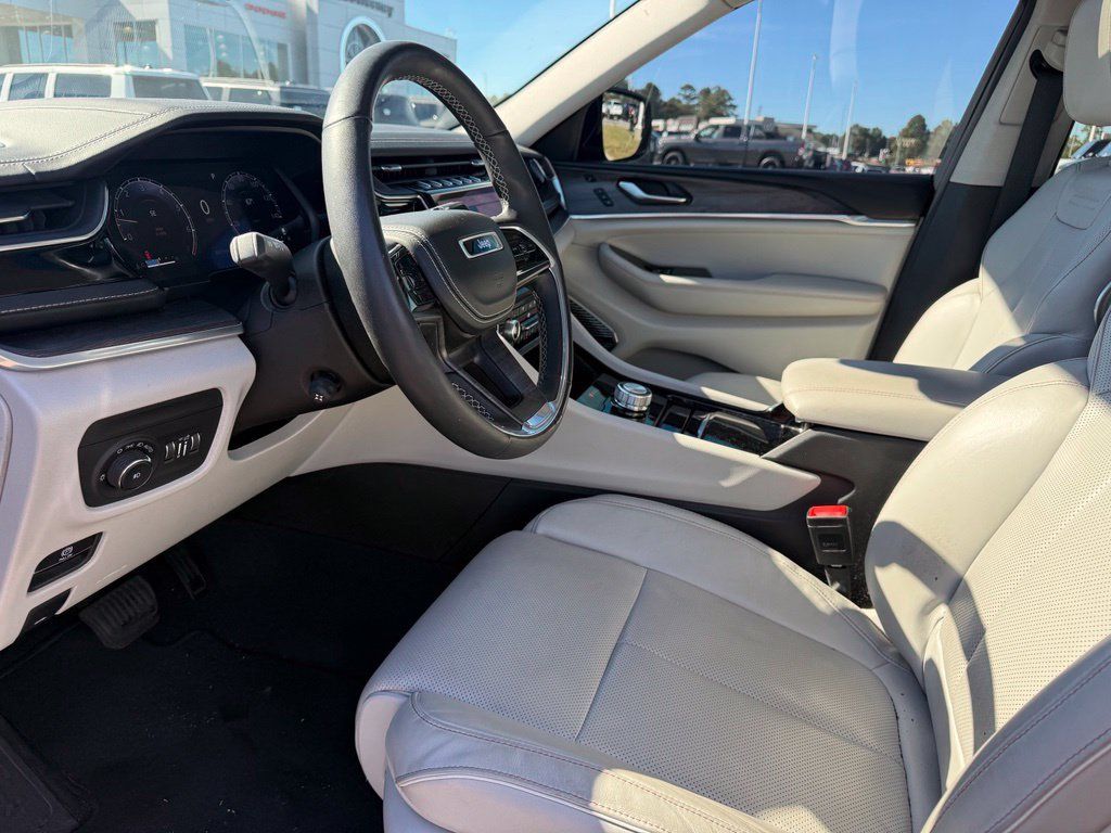 Used 2022 Jeep Grand Cherokee Overland w/ Luxury Tech Group IV RWD image 4