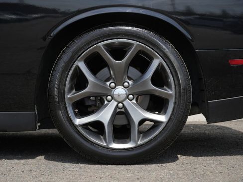 Used 2015 Dodge Challenger SXT image 12