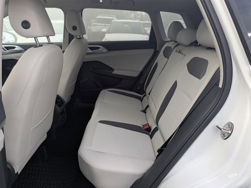 Used 2025 Volkswagen Taos SE w/ Panoramic Sunroof Package image 20