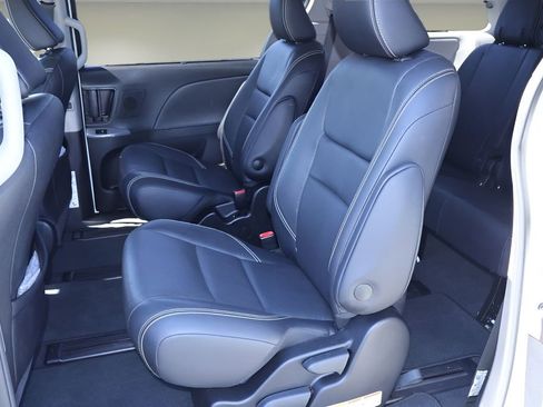 Certified 2019 Toyota Sienna SE Premium image 13