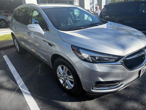 Used 2020 Buick Enclave Essence image 2