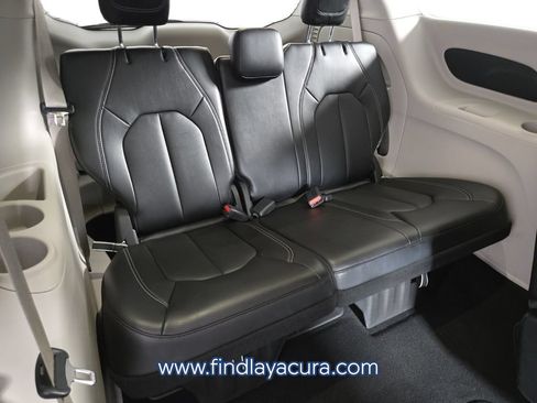 Used 2024 Chrysler Pacifica Touring-L FWD image 19