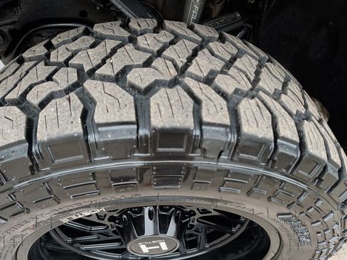 Used 2022 GMC Sierra 2500 AT4 w/ AT4 Preferred Package image 11