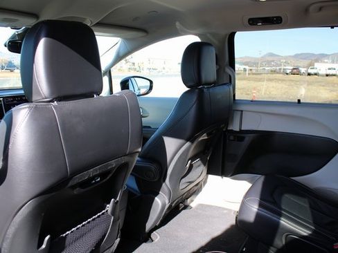 Used 2022 Chrysler Pacifica Touring-L image 16