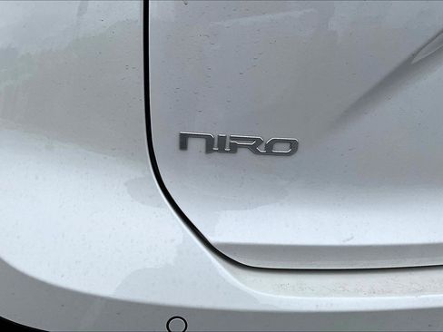 Used 2023 Kia Niro EX Touring image 9
