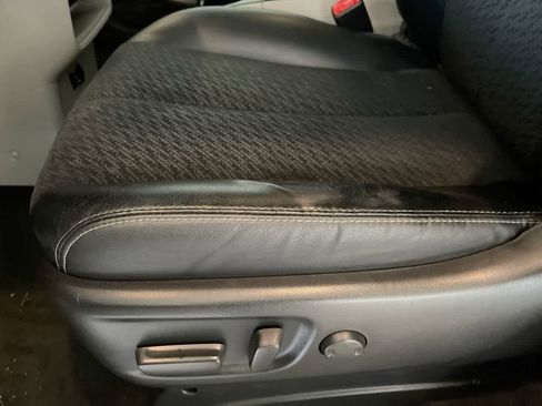 Used 2012 Toyota Sienna SE image 12