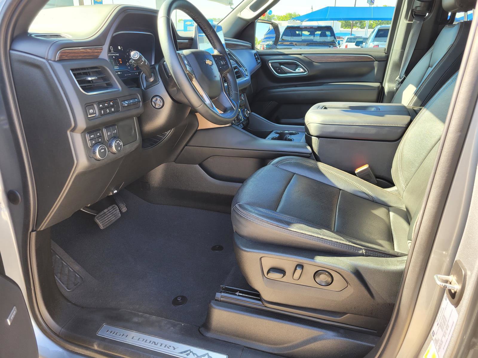 Used 2023 Chevrolet Suburban High Country AWD/4WD image 2