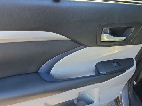 Used 2017 Toyota Highlander XLE image 10