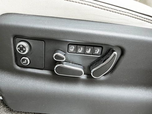Used 2022 Bentley Bentayga AWD/4WD image 29