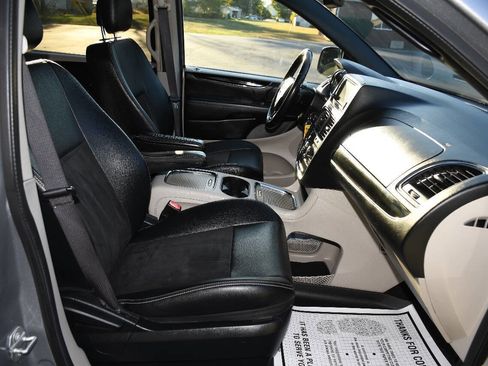 Used 2019 Dodge Grand Caravan SXT image 26