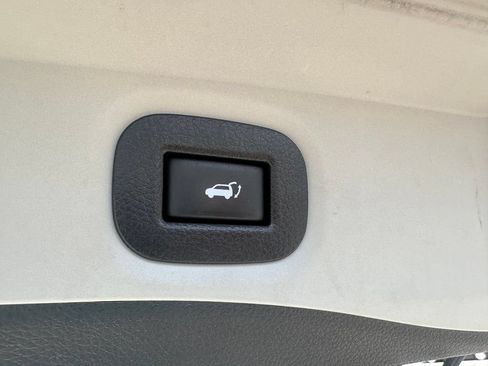 Used 2016 Nissan Rogue SV w/ SV Premium Package AWD/4WD image 12