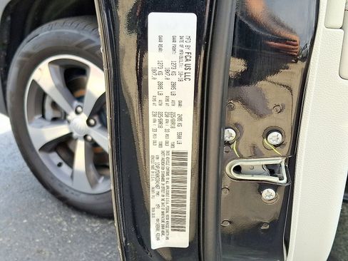 Used 2019 Jeep Cherokee Limited w/ Technology Group image 28