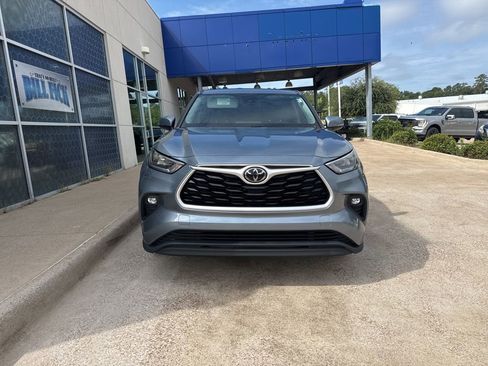 Used 2020 Toyota Highlander LE FWD image 3