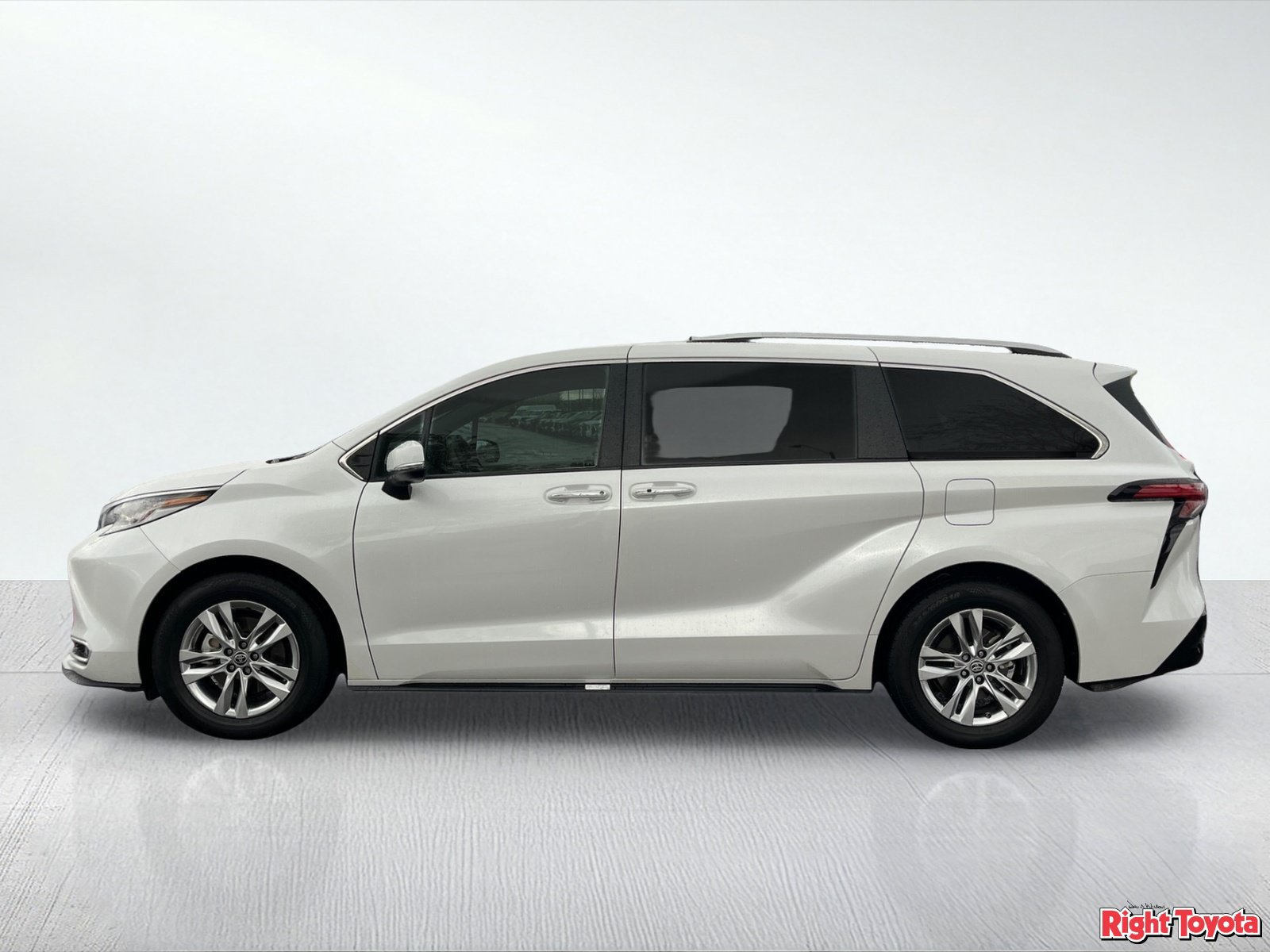 Certified 2023 Toyota Sienna Limited FWD image 4