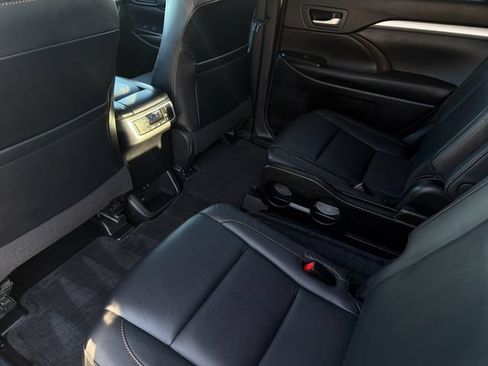 Used 2017 Toyota Highlander XLE FWD image 10