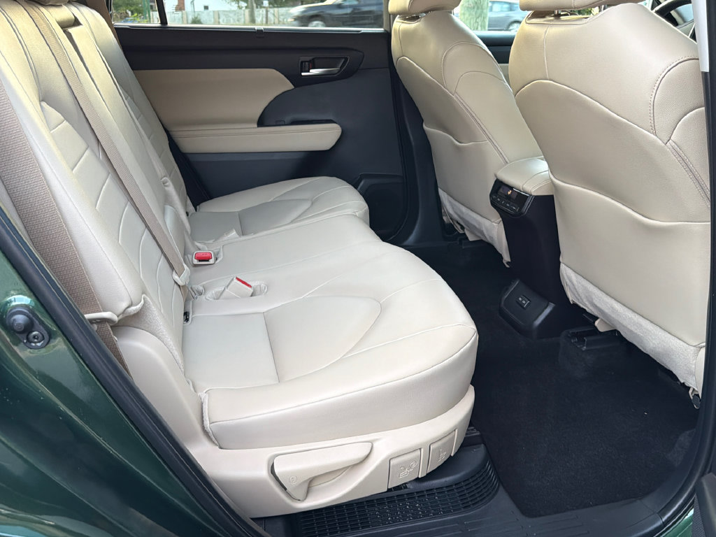 Used 2025 Toyota Highlander XLE AWD/4WD image 16