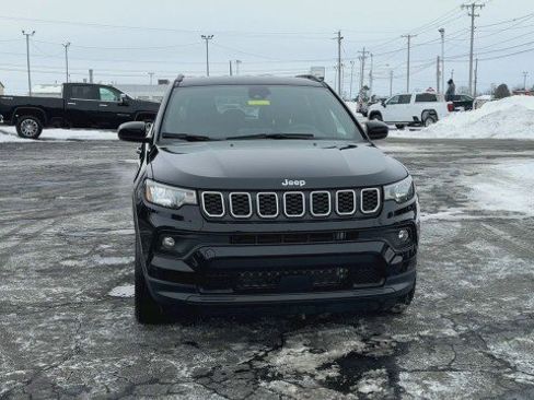 Used 2025 Jeep Compass Latitude w/ Convenience Group image 3